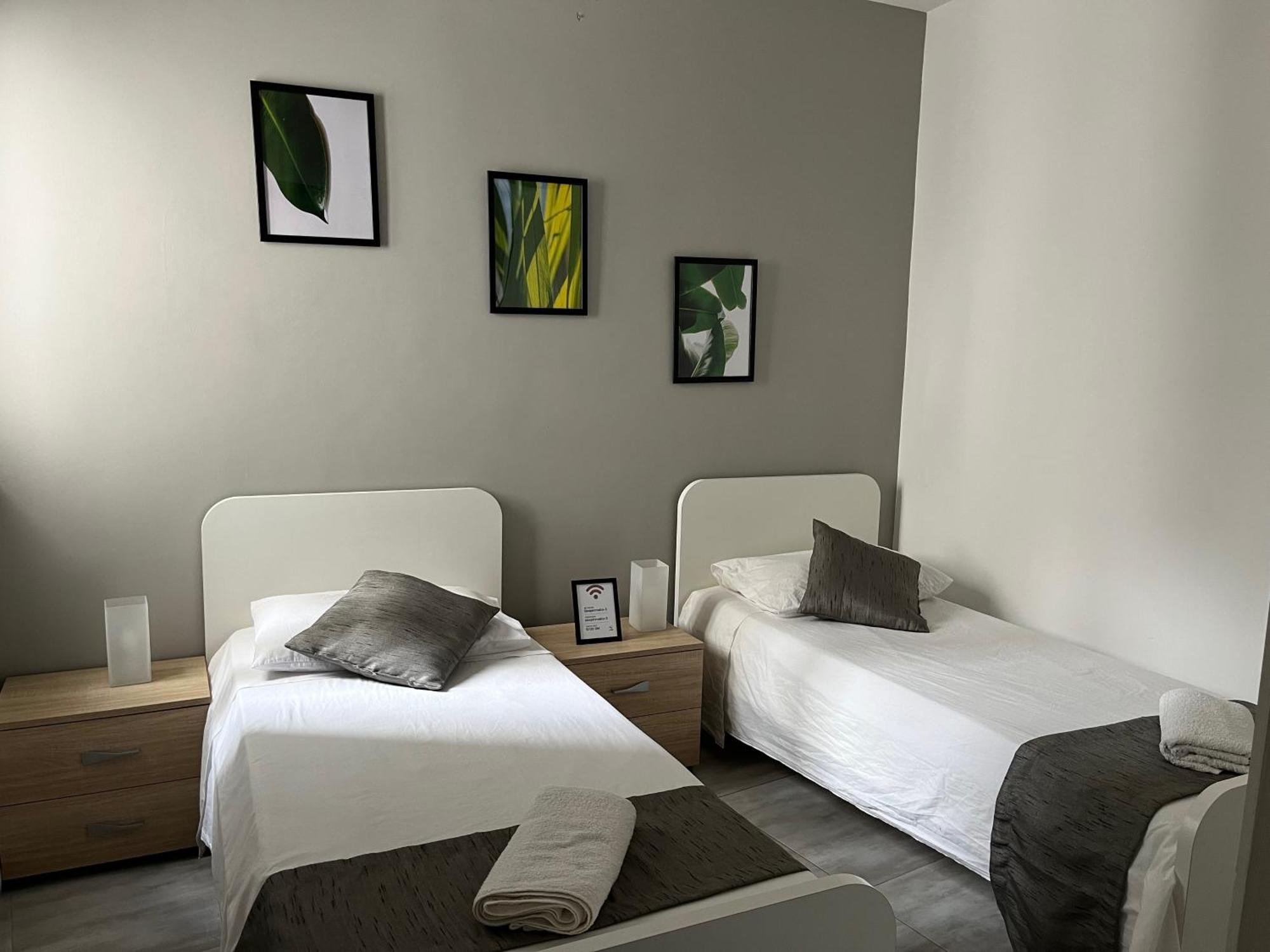 Privatunterkunft F4 2, Private Two Single Beds Shared Bathroom *
